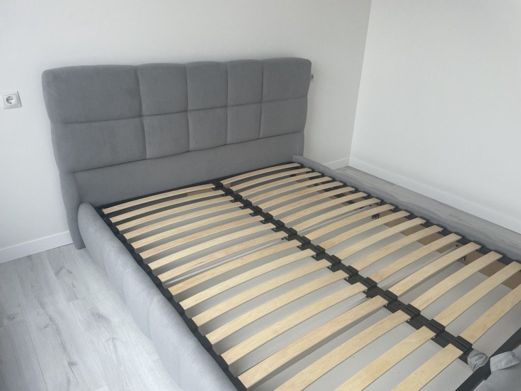 фабричне ліжко в тканині велюр