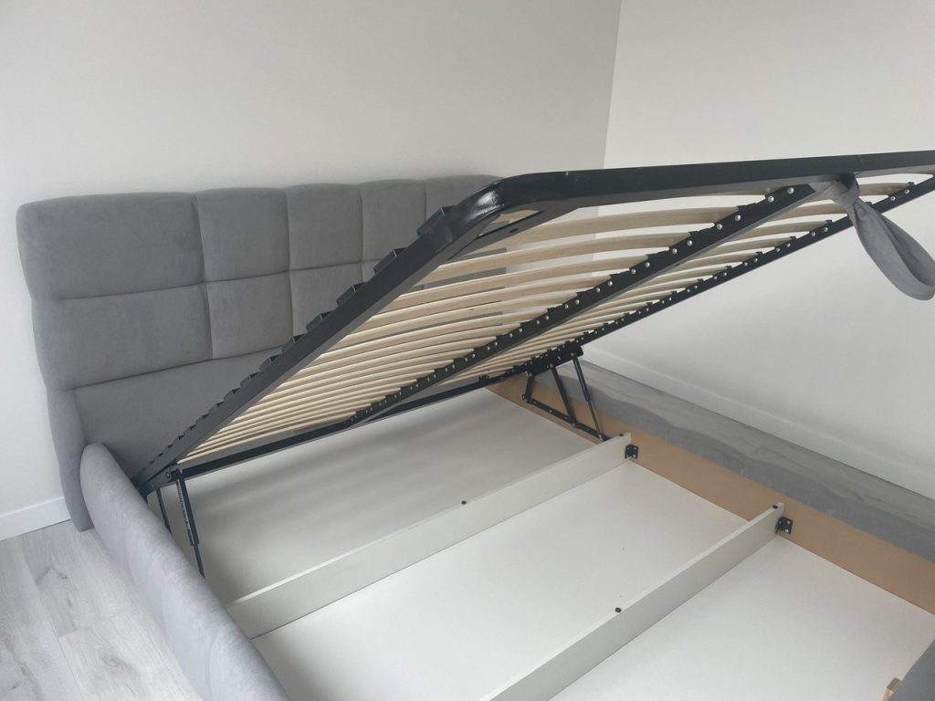 підйомне ліжко в малій спальні