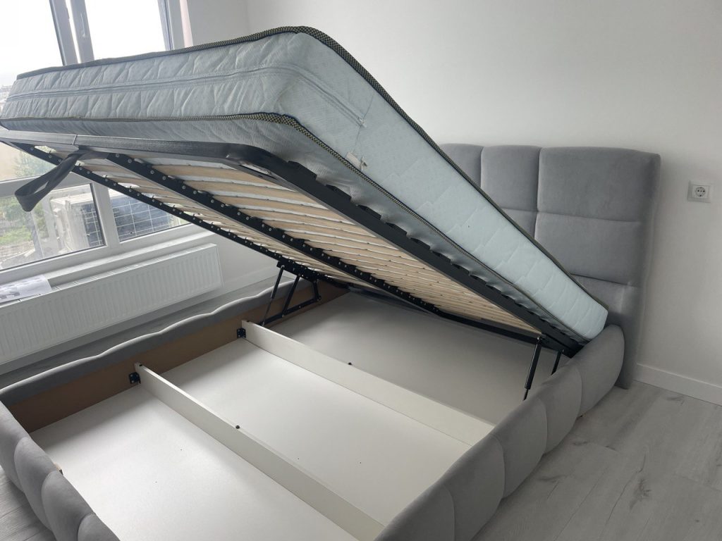 ліжко з підйомним механізмом в малій спальні