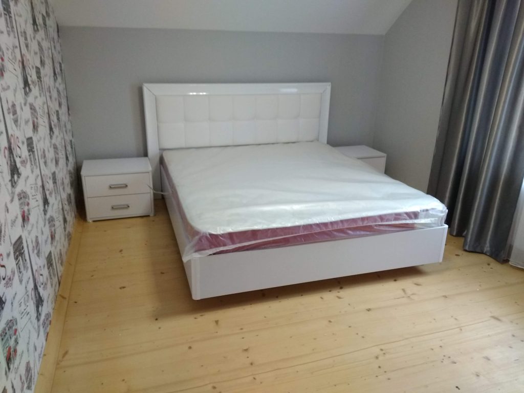 біле двоспальне ліжко 160×200 у спальні заміського будинку