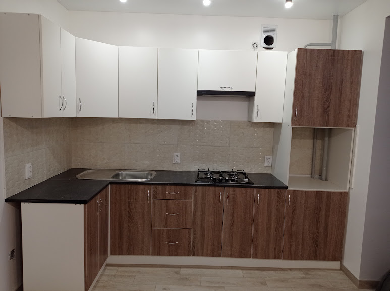 довга кухня з фасадами дсп класичні кухонні меблі