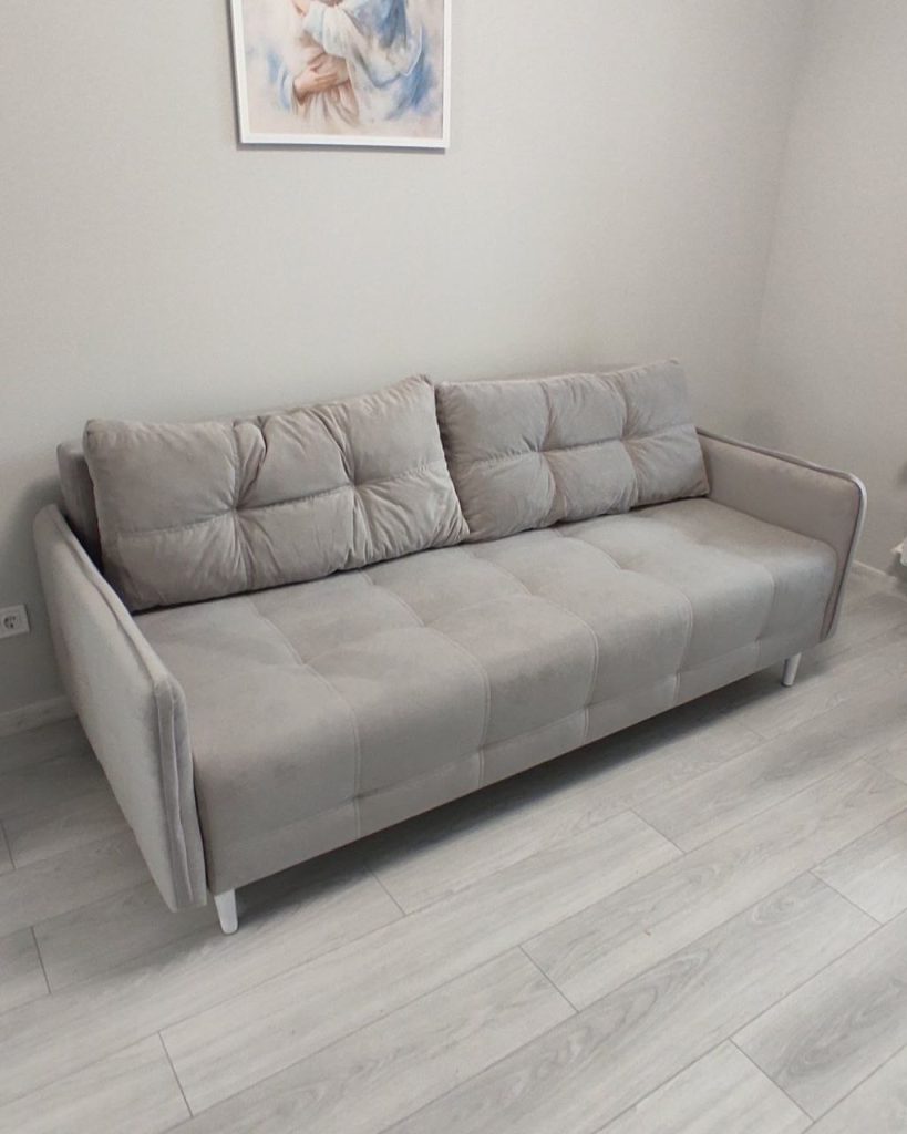 Компактний диван шириною 210 см зі спальним місцем 140x200 у невеликій кімнаті