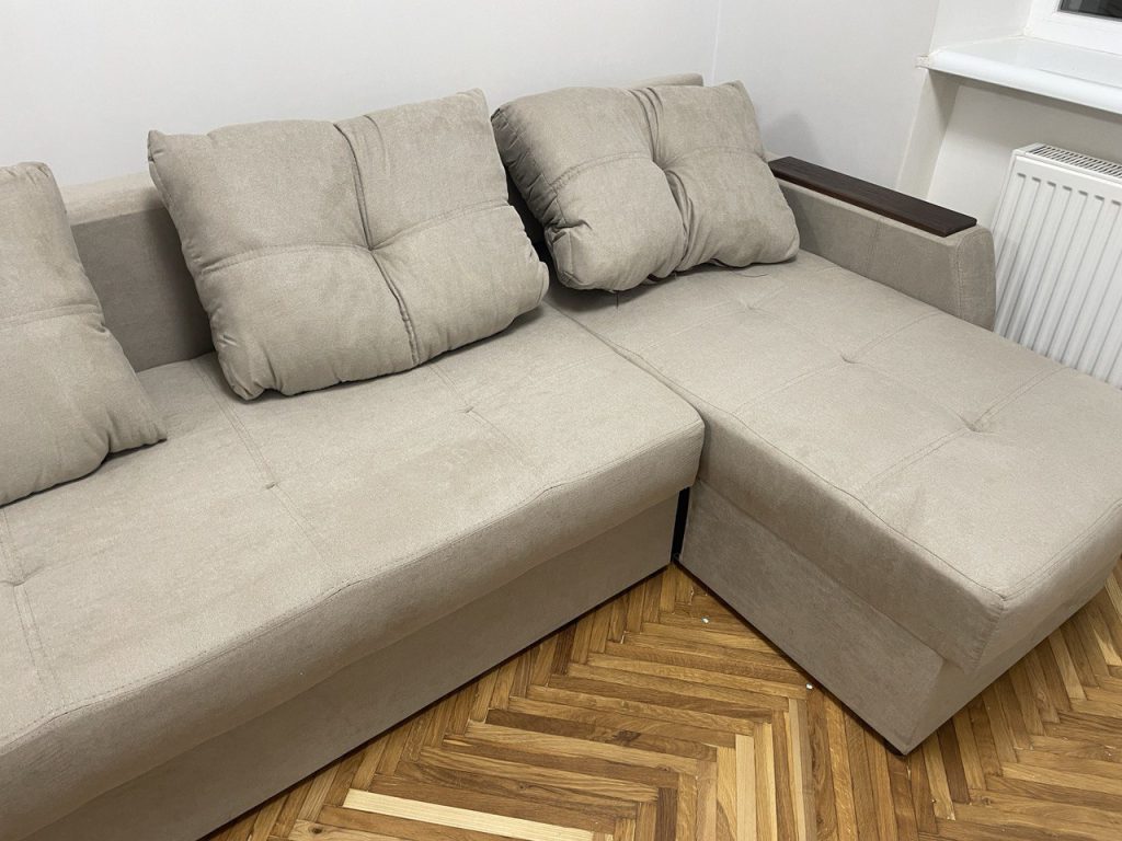 кутовий диван з дерев’яними підлокітниками