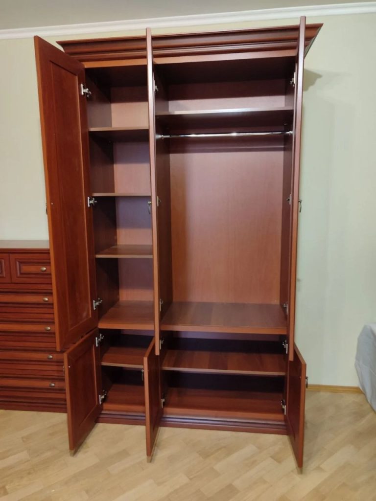 класичний комод терра скай у кольорі під дерево з багатьма шухлядами