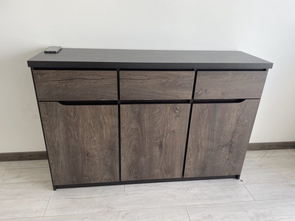 комод з трьома шухлядами в спальні