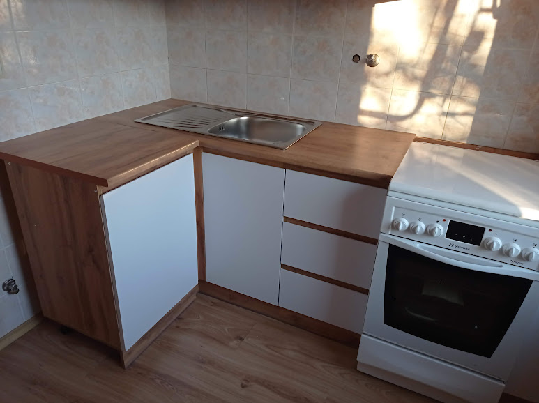робоча зона кухні зі стільницею і плитою