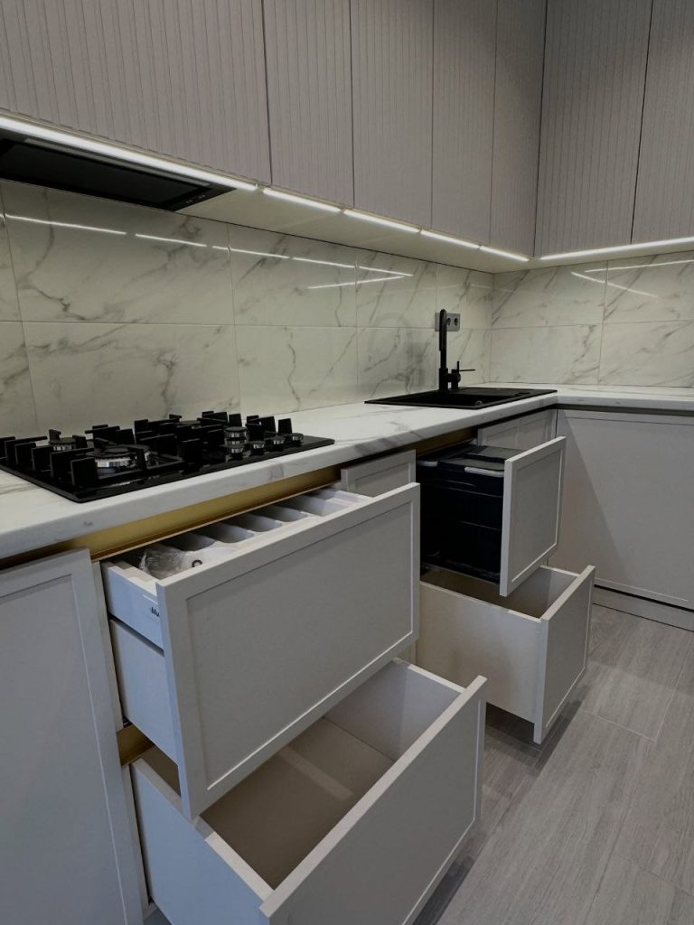 висувні шухляди кухні з фурнітурою blum