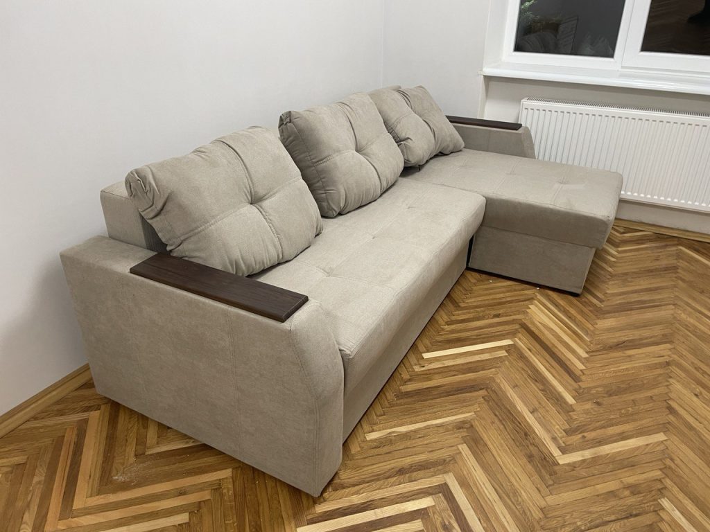 диван біля вікна у хрущовці