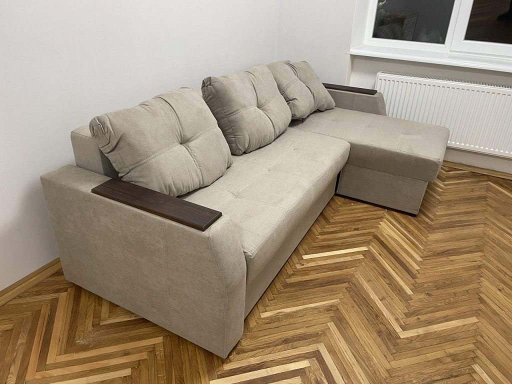 кутовий диван у маленькій кімнаті хрущовки