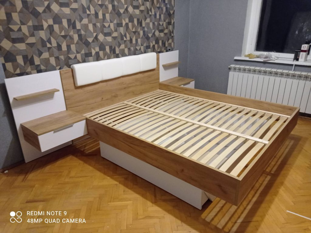 велике ліжко Asti від MiroMark у спальні міської квартири
