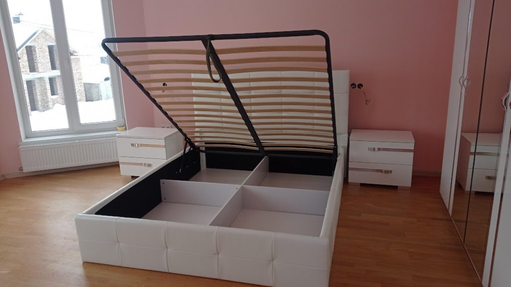 біле ліжко з підйомним механізмом та коробом для зберігання