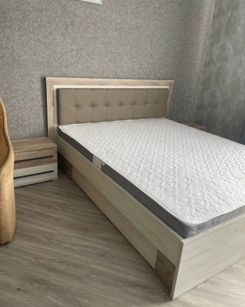 двоспальне ліжко з висувними шухлядами для зберігання