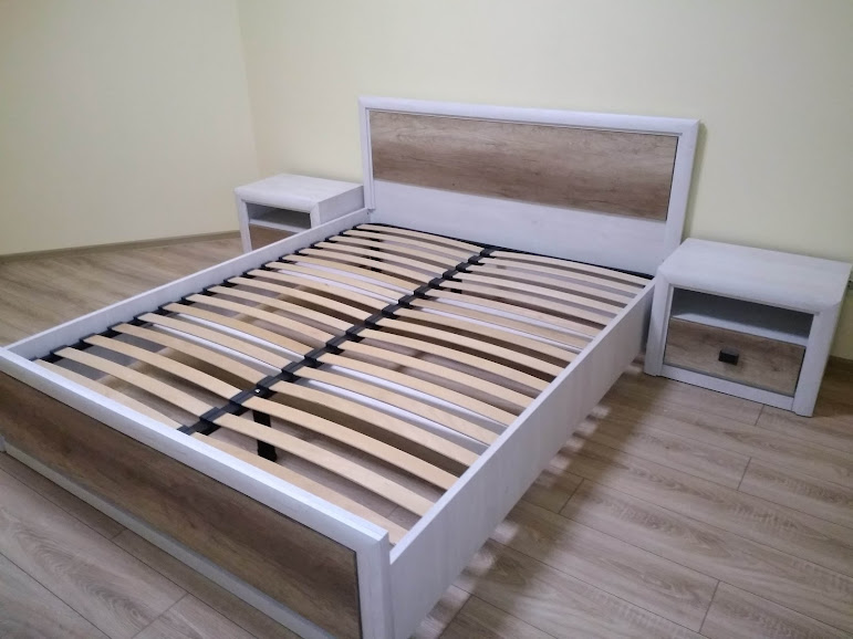 Металевий каркас ліжка з ламелями на ніжках
