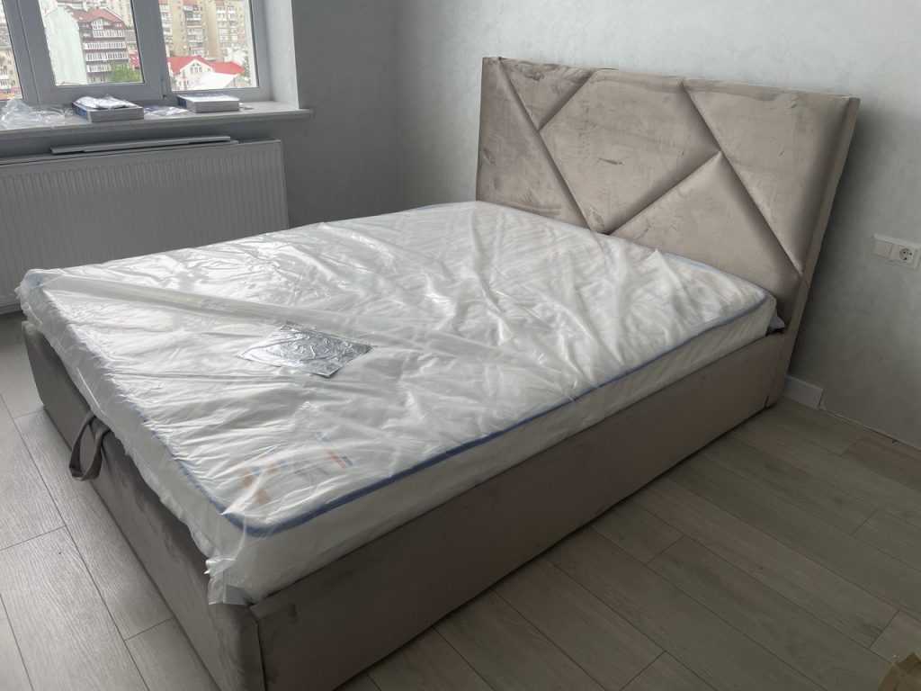 м’яке ліжко 160x200 у спальні 15 кв м