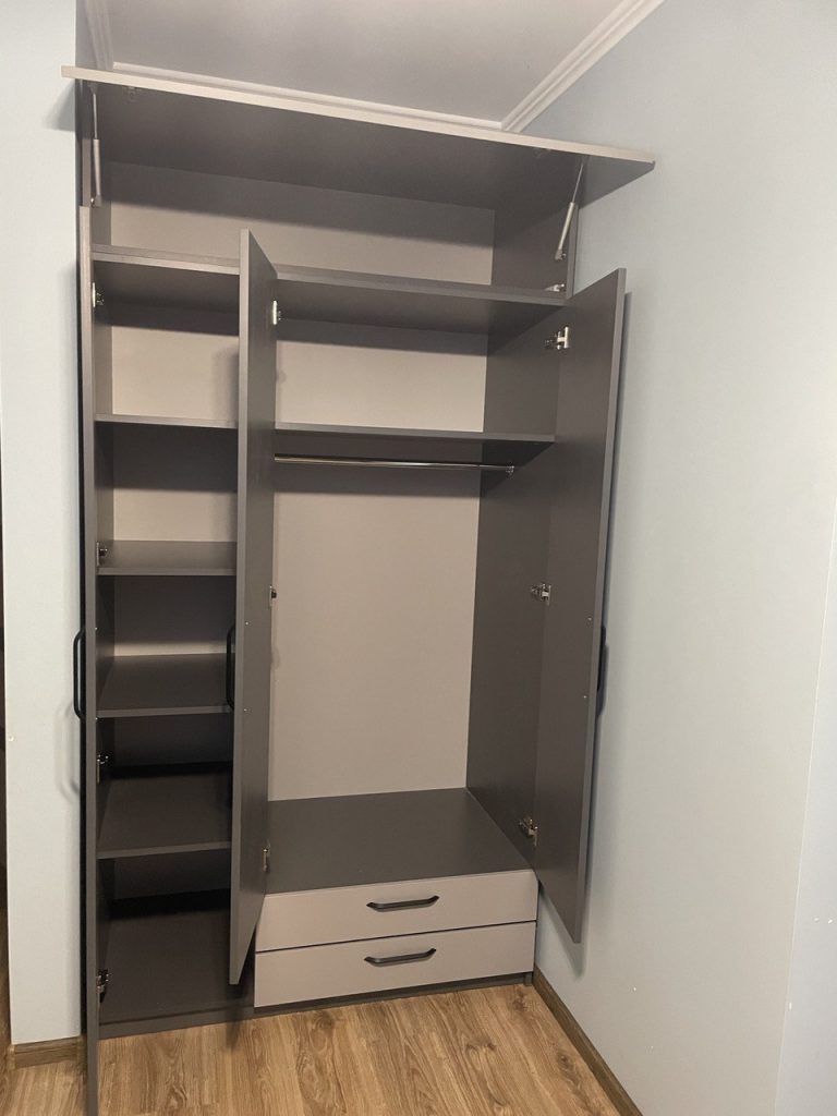 внутрішнє наповнення шафи в дитячу