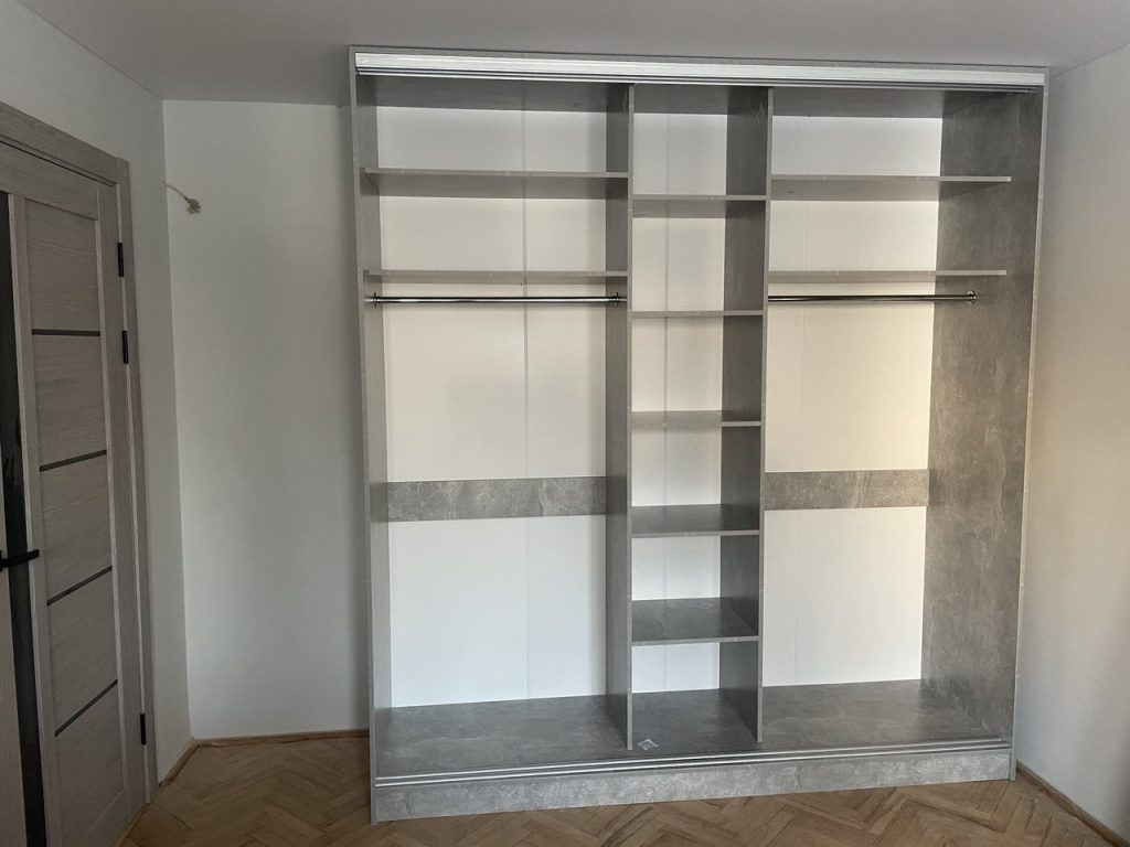 внутрішнє наповнення шафи-купе під стелю