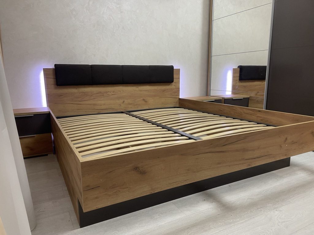 Ліжко 180×200 у маленькій спальні 12 квадратів