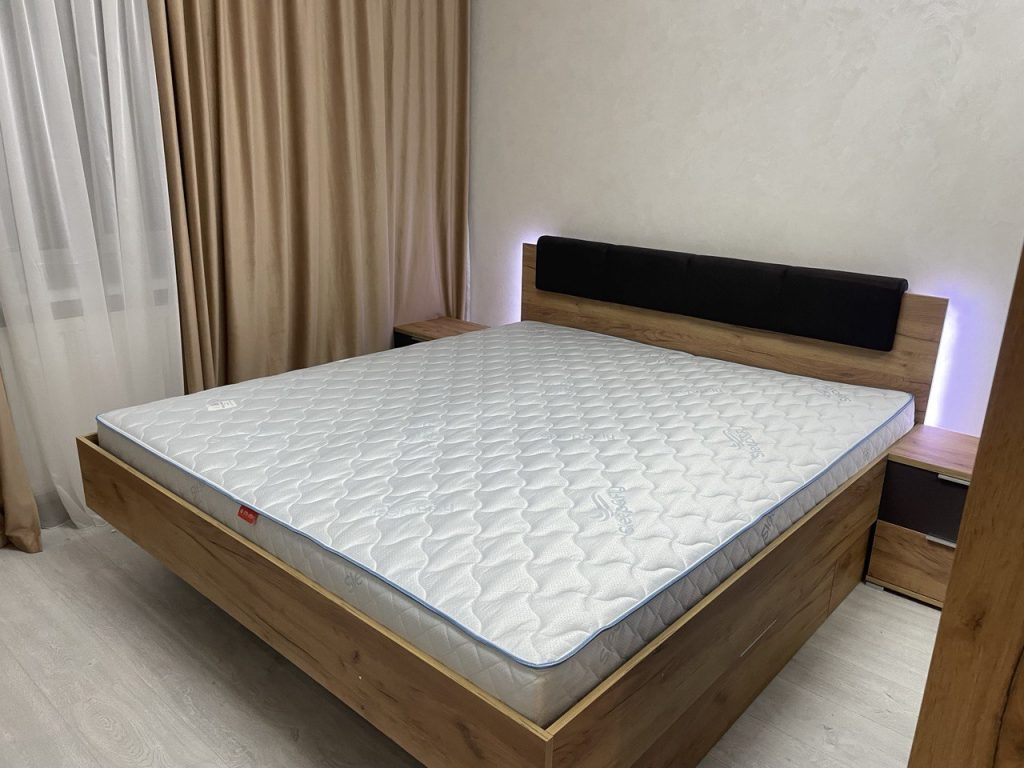 Спальня 12 кв м з великим ліжком 180×200