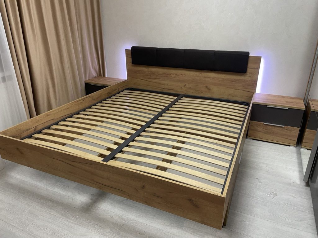 ліжко з шухлядами в маленькій спальні