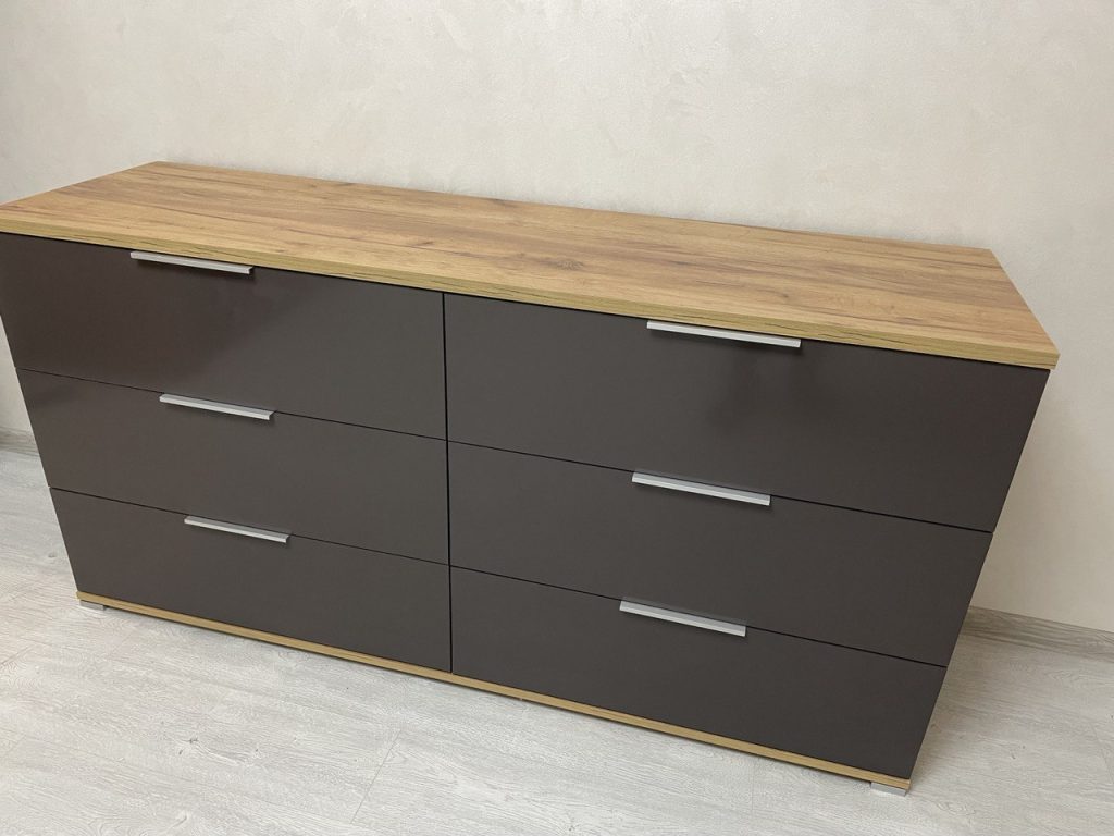 Вузький прохід між ліжком і комодом у спальні 12 кв м