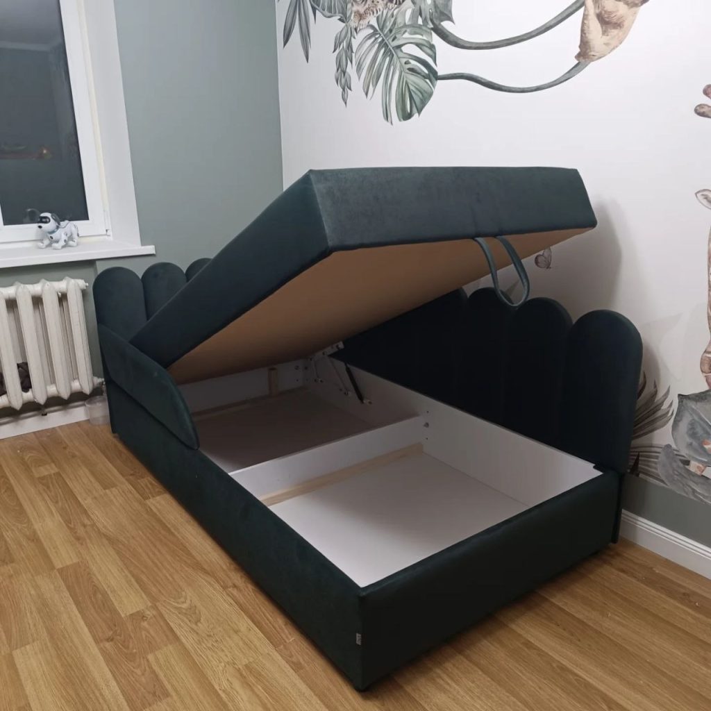ліжко з підйомним механізмом і коробом для речей у дитячій кімнаті