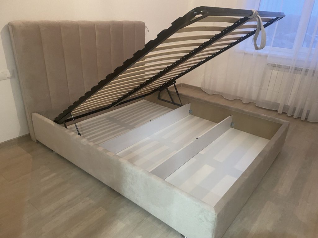 Підйомне ліжко 160×200 з коробом для зберігання у невеликій спальні