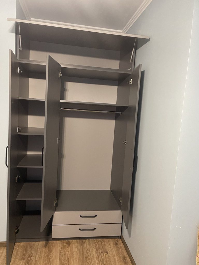 полиці та штанга для одягу в дитячій шафі