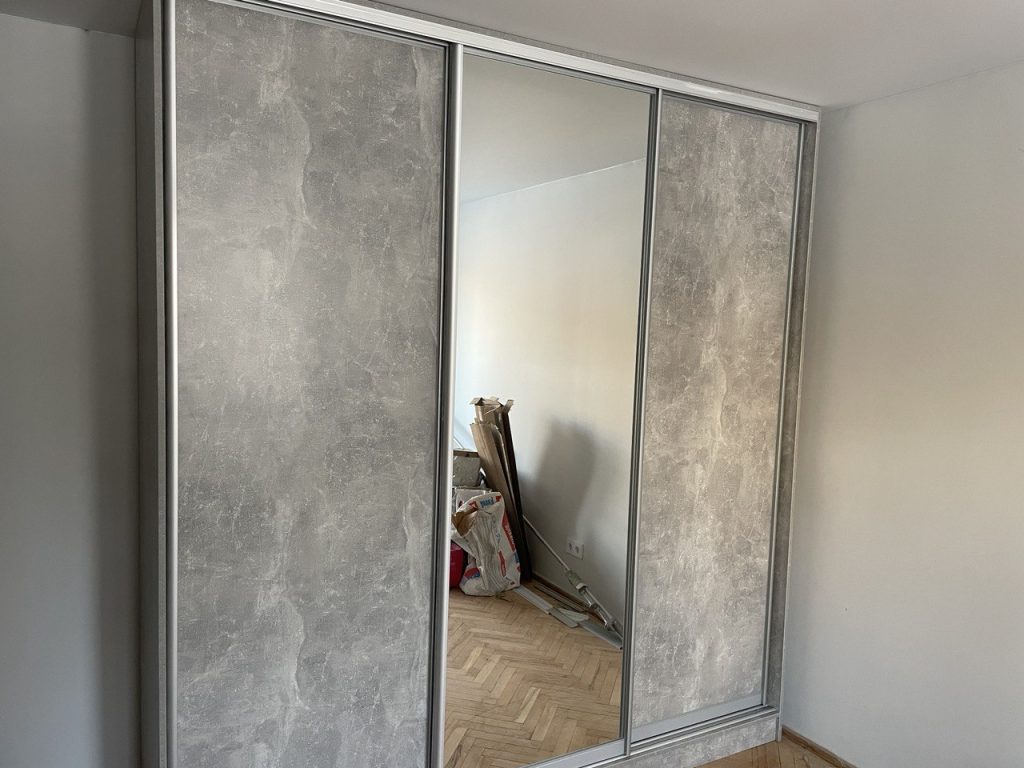 полиці та секції для одягу у шафі-купе