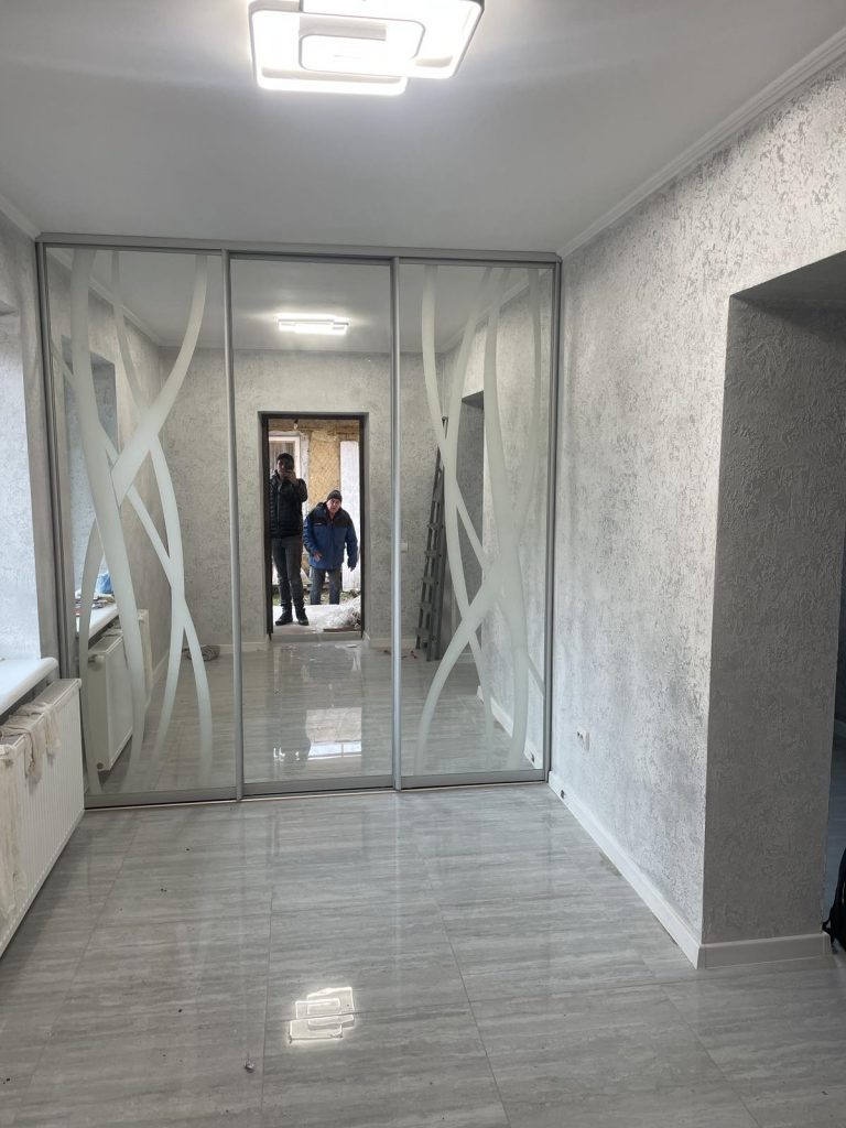 Шафа купе з дзеркальними фасадами і малюнком