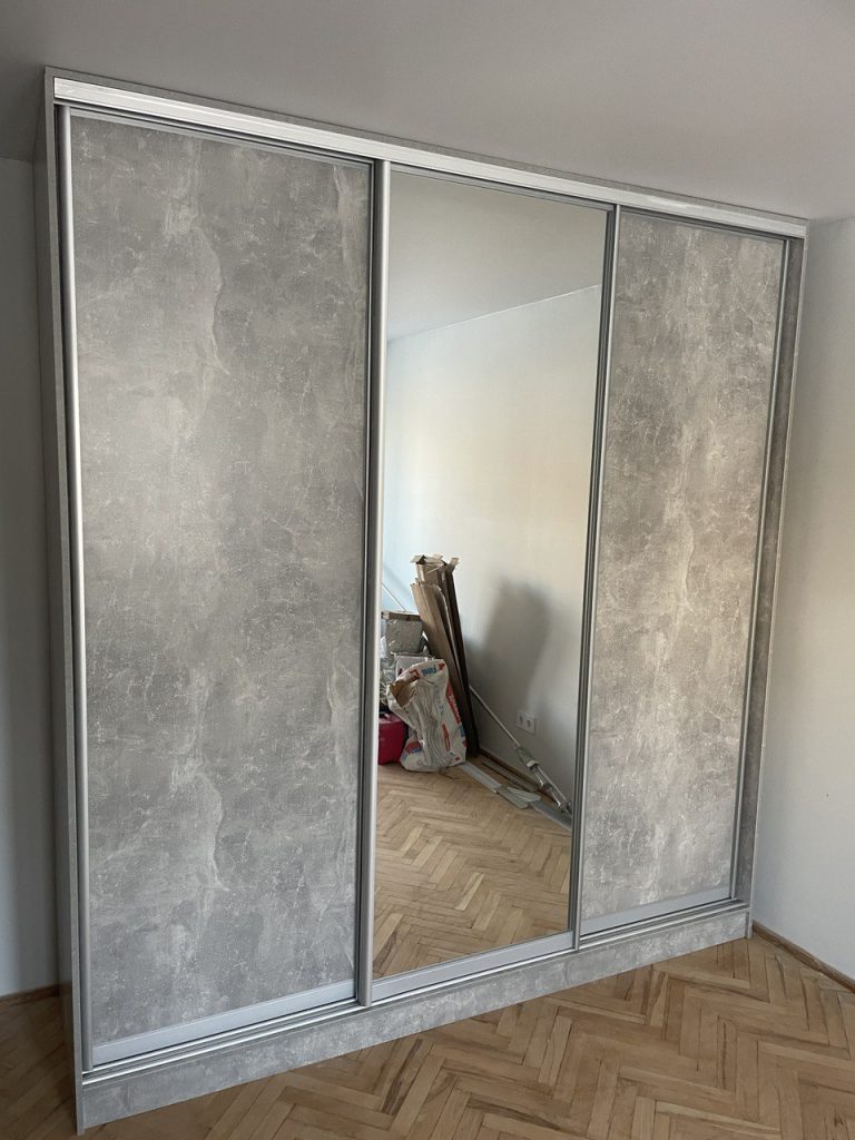 шафа-купе з дзеркалом у маленькій кімнаті