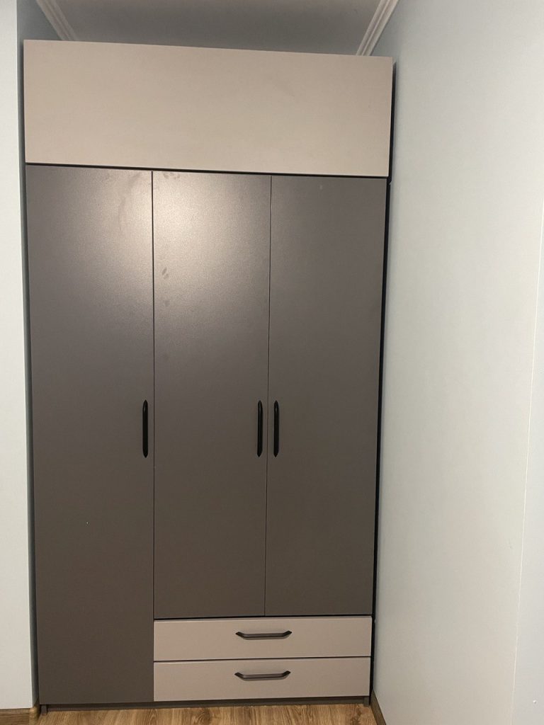 висока шафа під стелю в дитячій кімнаті