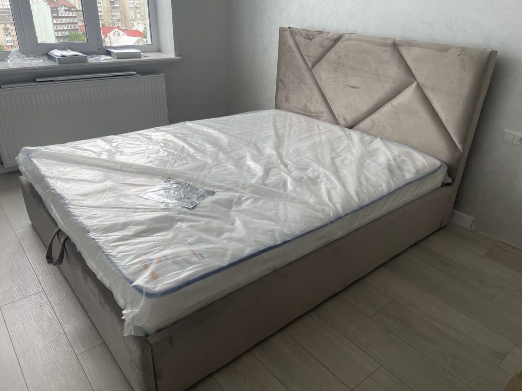 спальня 15 кв м з м’яким ліжком біля вікна