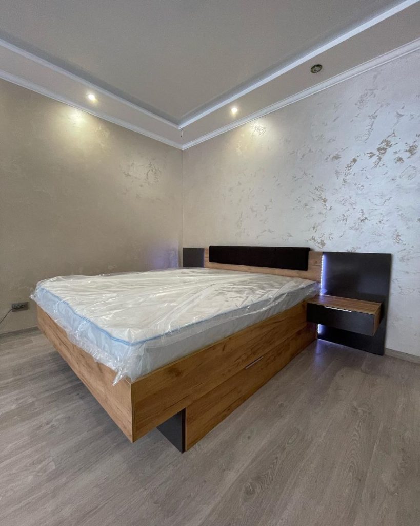 Велике ліжко Луна MiroMark 160x200 з м’яким узголів’ям і навісними тумбами