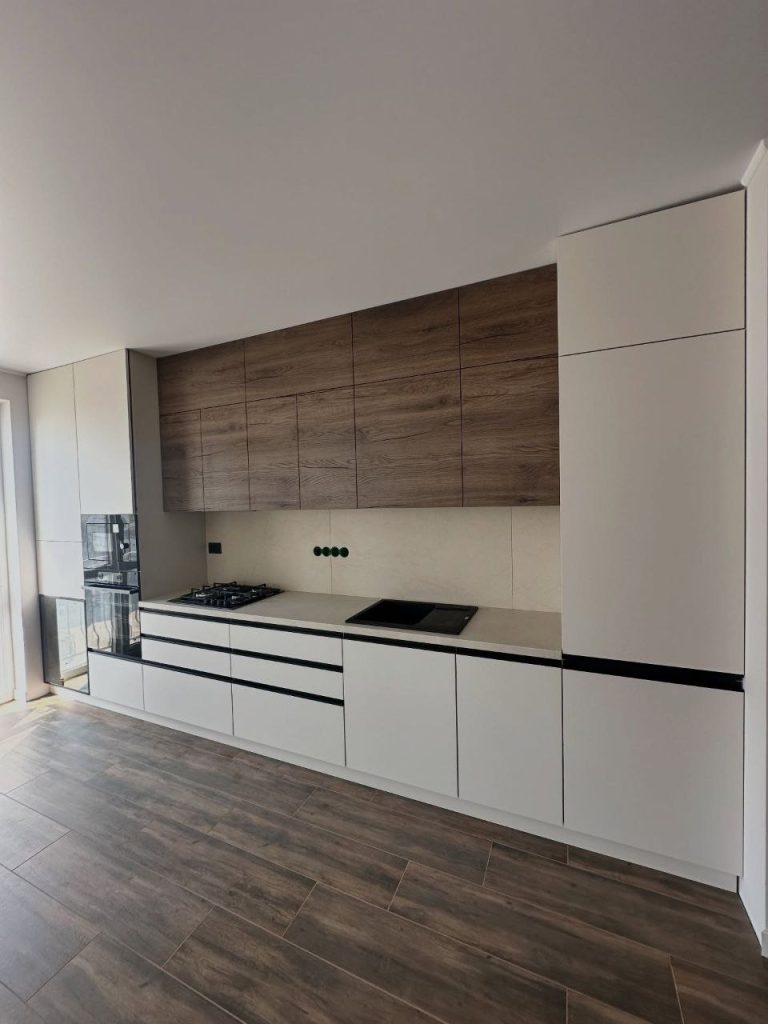 світла пряма кухня в новобудові з фасадами luxeform idea бешамель і верхніми шафами hudson шоколад