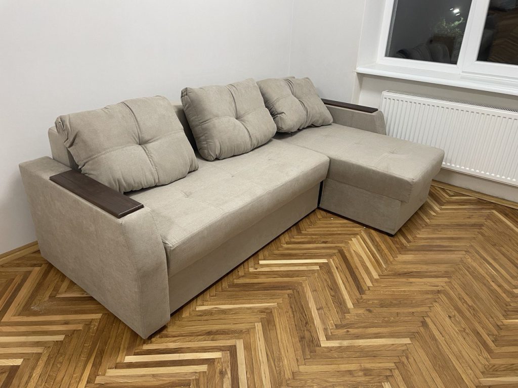 світлий кутовий диван у кімнаті 14 кв м