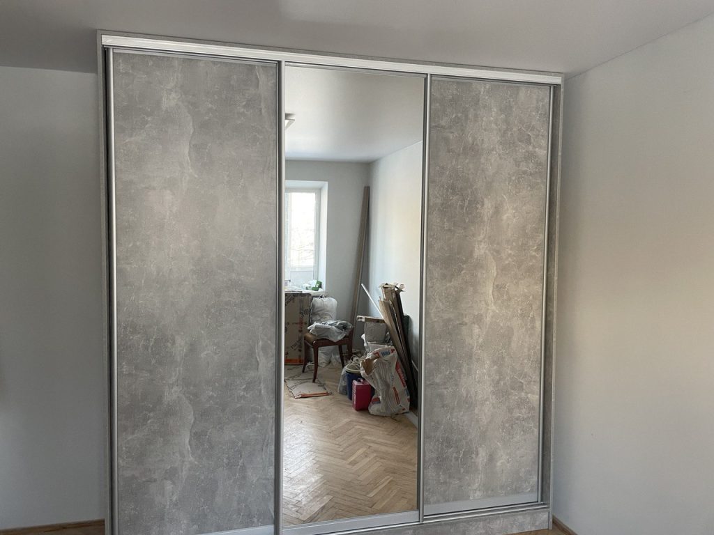 сіра шафа-купе під стелю в хрущовці