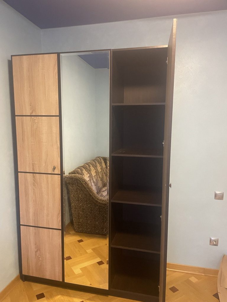 Тридверна шафа з дзеркалом від Мебель Сервіс у кімнаті квартири хрущовки