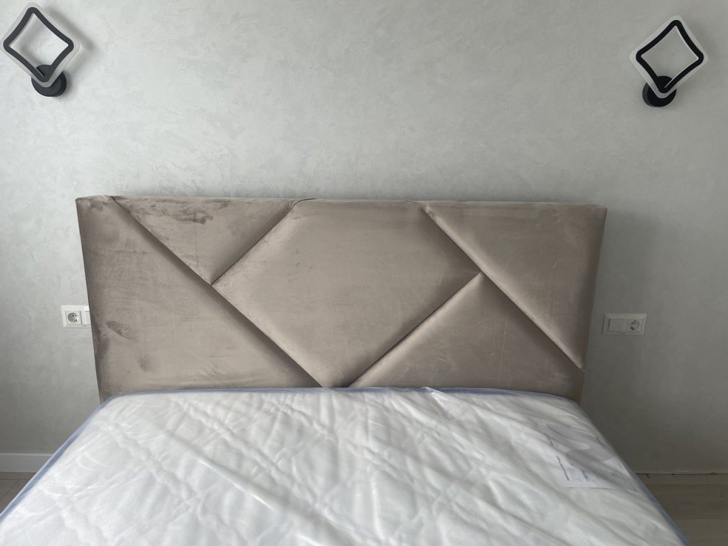 велюрове узголів’я м’якого ліжка