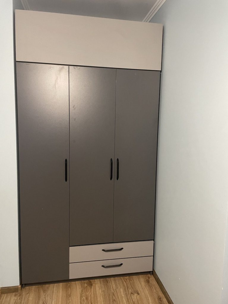 висувні ящики та верхня антресоль у шафі