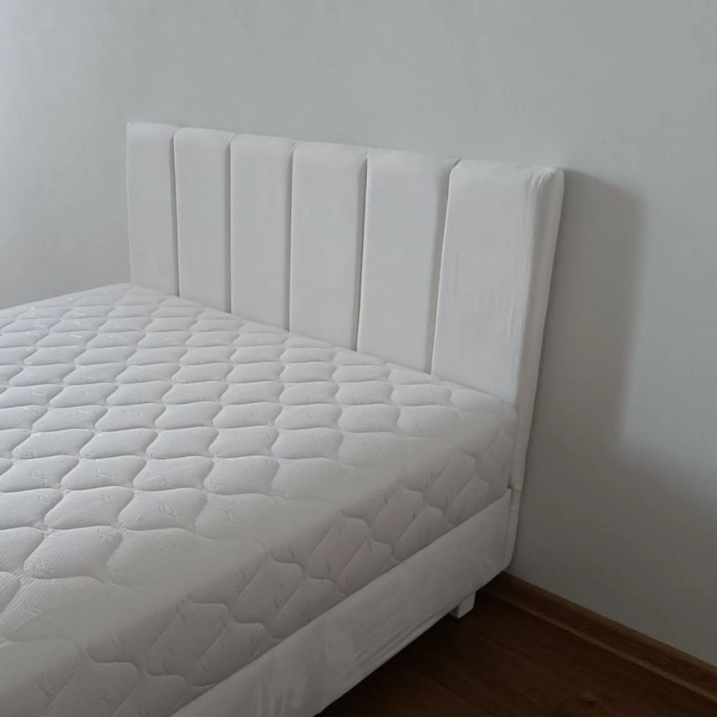 двоспальне біле ліжко з матрацом 160x200 і підйомним каркасом