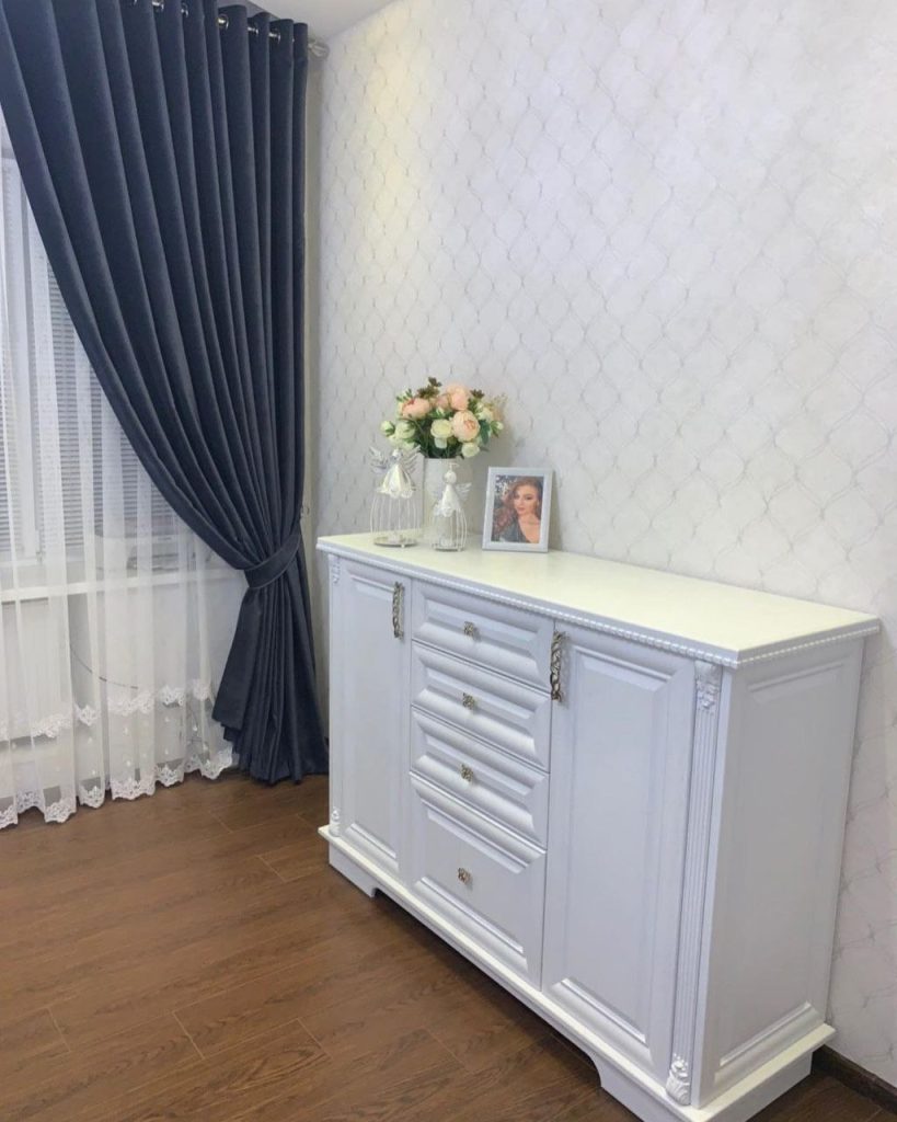 класичний білий комод для спальні з декоративними фасадами