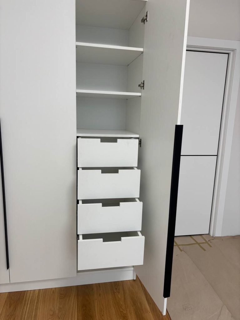 внутрішній блок шухляд в шафі з фурнітурою blum