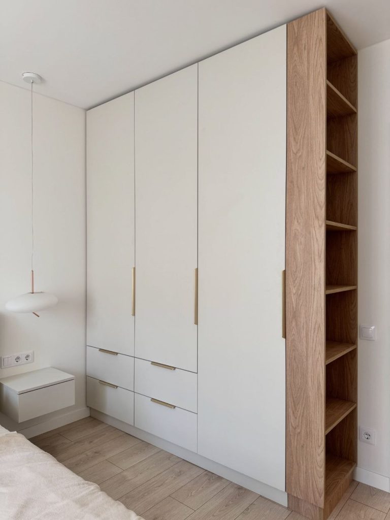 Розпашна шафа на замовлення у спальню 16 кв м з фасадами Stone Beige Kronospan.